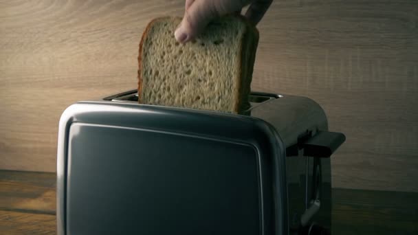 Brown Pane Viene Messo Tostapane Salta Fuori — Video Stock