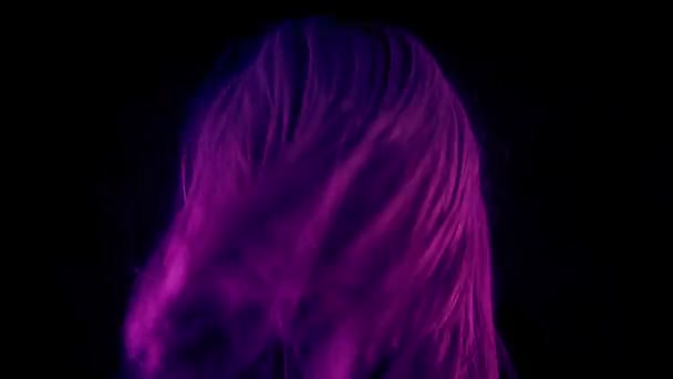 Πρόσωπο Που Χορεύει Τρέμοντας Μαλλιά Πολύχρωμα Φώτα — Αρχείο Βίντεο