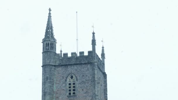 Iglesia Torre Con Nieve Cayendo Invierno — Vídeos de Stock