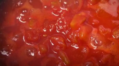 Domatesler tencerede pişiyor.