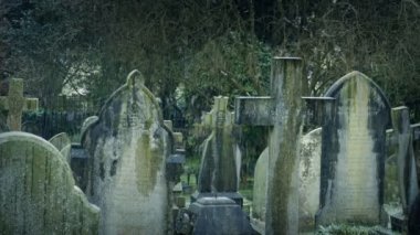 Yağmurlu Sahnedeki Eski Mezarlık