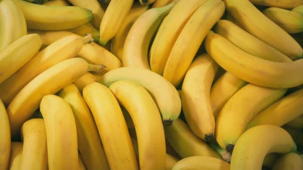 Mann Hebt Banane Auf Single Und Bündel — Stockvideo