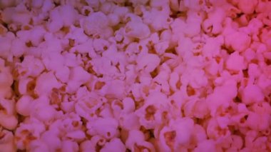 Coloful Işıklarındaki Sinema standında Dönen Patlamış Mısır