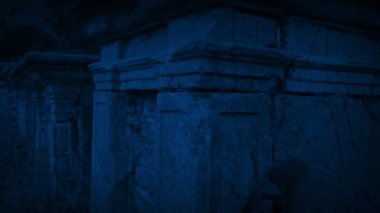 Gece Mezarlıktaki Mahzenler