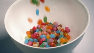 Kişi bir kase şekerleme aldı.