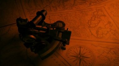 Seyrüsefer Aygıtı Ateş Işığında Masada