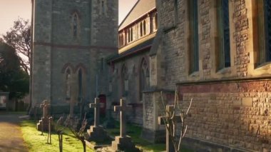 Gün batımında bir kilisenin önünde