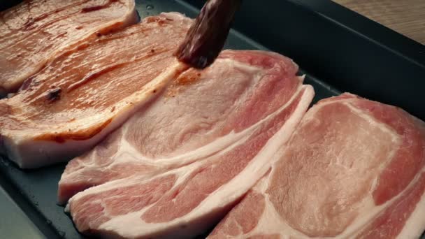 Las Chuletas Cerdo Están Preparadas Para Horno Con Salsa Hierbas — Vídeos de Stock