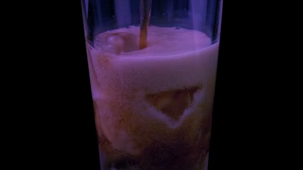 Cola Drink Nalana Powstająca Strzała Klubie — Wideo stockowe