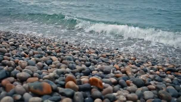 Déplacer Long Plage Galets Que Les Vagues Entrent — Video