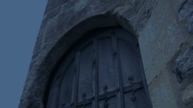 Akşamları Eski Kilise Kapısından geçmek