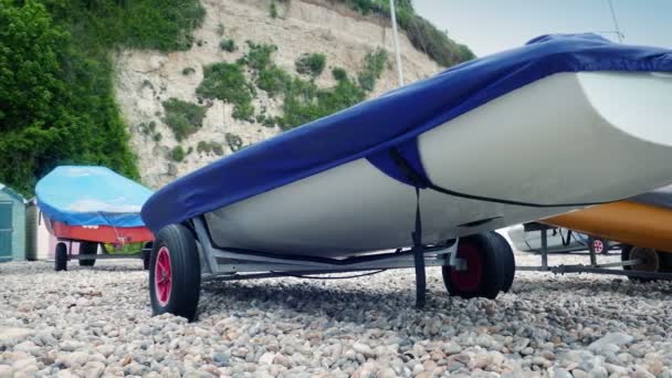 ビーチで覆われたセーリングボート — ストック動画