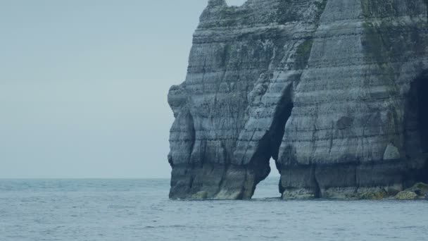 Klify Naturalnym Archway Nad Morzem — Wideo stockowe