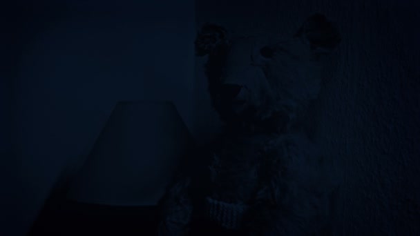 Lampe Schaltet Sich Neben Altem Teddybär Zimmerdetail Ein — Stockvideo