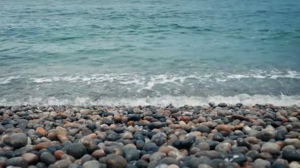 Blue Sea Waves Splashing Shore Moving Shot — Vídeos de Stock