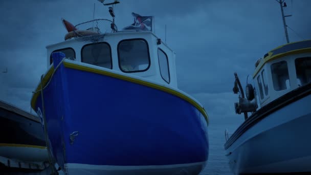 Bateaux Pêche Dans Soirée Avec Drapeau Soufflant — Video