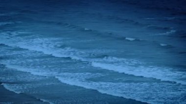 Alacakaranlıkta Büyük Okyanus Dalgaları Geliyor