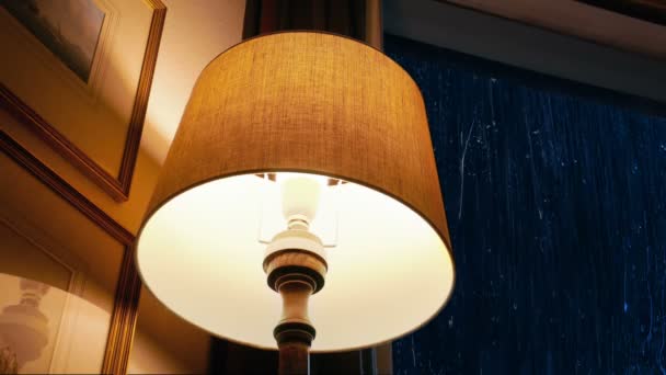 Lampe Allumée Éteinte Avec Pluie Descendant Fenêtre Nuit — Video