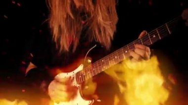 Heavy Metal Gitaristi Öfkeli Yangında Oynuyor