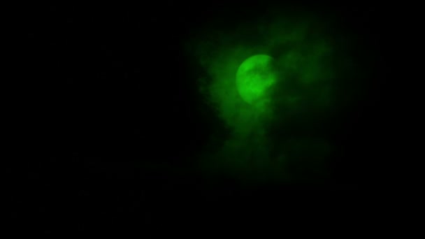 Nuvole Muovono Sopra Luna Verde Spettrale — Video Stock