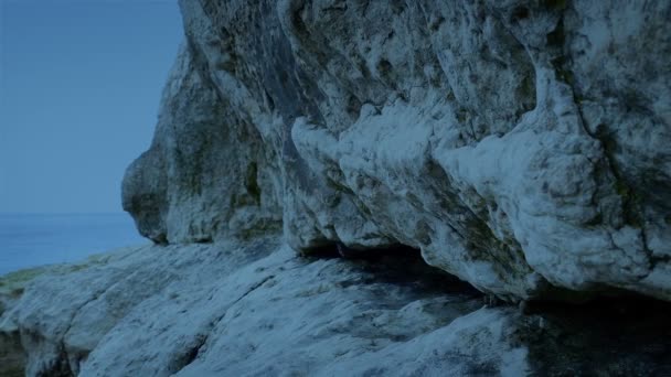 夜晚海岸边的大石头架 — 图库视频影像