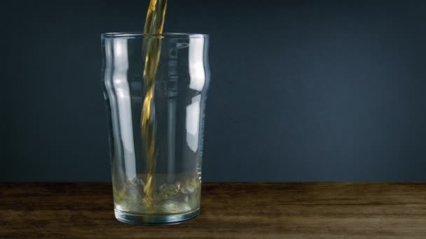 Glas Bier Wird Ausgeschenkt — Stockvideo