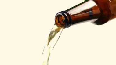 Bira Şişesi Doldurur Yakın çekim 2 Sürümü