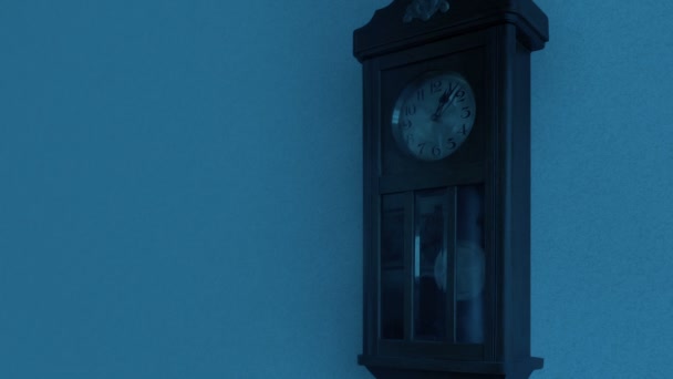 Horloge Antique Sur Mur Dans Boucle Sombre — Video