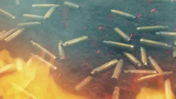 Feuer Und Rauch Auf Schlachtfeld Mit Verstreuten Patronenhülsen — Stockvideo