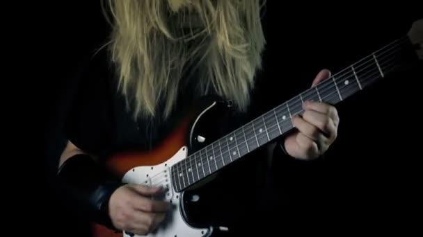 Heavy Metal Gitarrist Spielt Nahaufnahme — Stockvideo