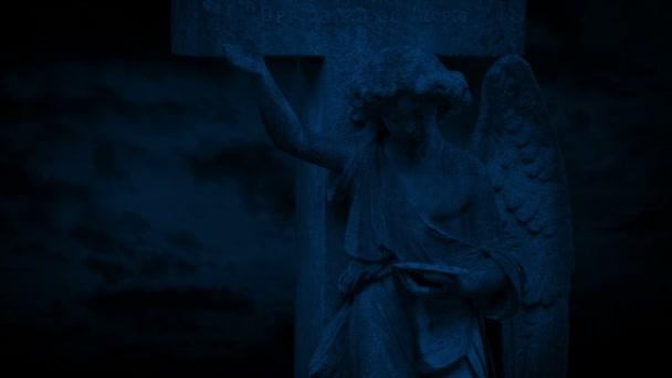 Старый Ангел Ночью Движущимися Облаками — стоковое видео