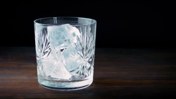 Whiskey Wird Über Eiswürfel Glas Gegossen — Stockvideo