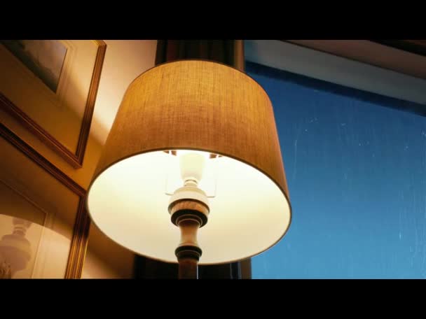 Lampe Vient Avec Pluie Descendant Fenêtre — Video