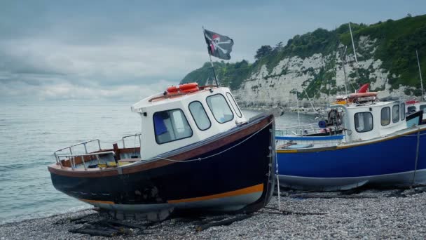 Bateaux Sur Plage Dans Paysage Côtier — Video