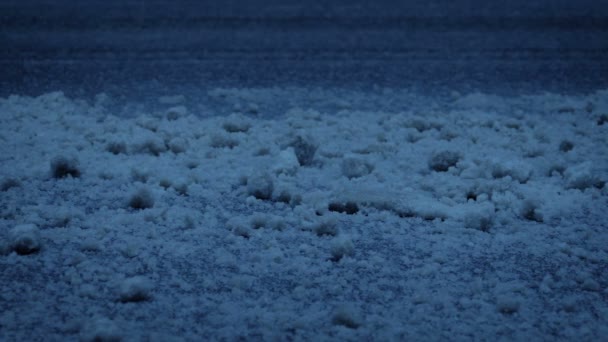 Αλάτι Στο Δρόμο Χειμώνα Βράδυ — Αρχείο Βίντεο