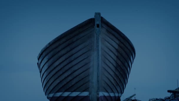 Деревянная Лодка Берегу Вечером — стоковое видео