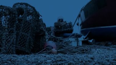 Istakoz tencereleri ve balıkçı ağları Akşamları tekneyle