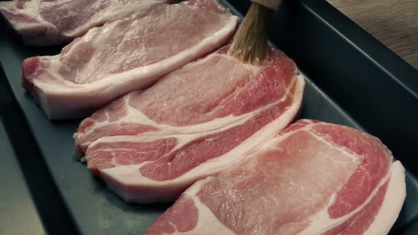 Huile Brossage Sur Côtelettes Porc Pour Cuisson — Video