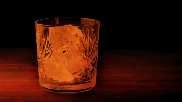 Glas Whiskey Vom Feuer Gegossen — Stockvideo