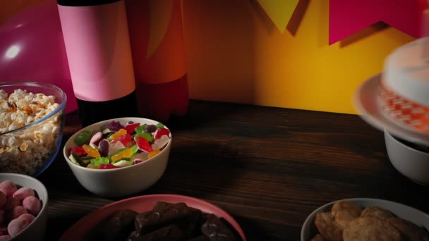 День Народження Торт Кладуть Стіл Літровими Свічками — стокове відео