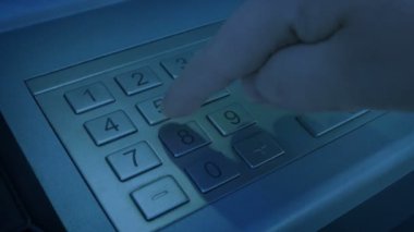 Akşam ATM klavyesine PIN kodu girildi