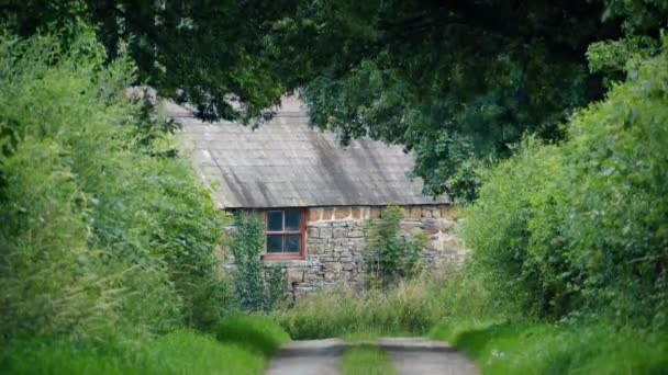 リーフドライブ付きの典型的な古い農家の家の建物 — ストック動画