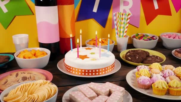 Lit Verjaardagskaarsen Taart Tafel Met Party Food — Stockvideo