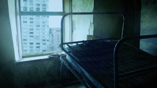 Старая Кровать Заброшенной Квартире Пыльной Завихрением — стоковое видео