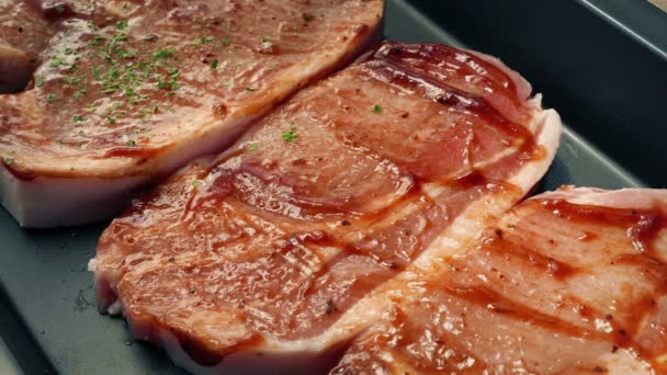 Tempero Adicionado Costeletas Porco Com Molho Bandeja Tomados — Vídeo de Stock
