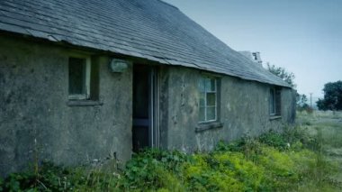 Kırsaldaki Eski Derelict Evi