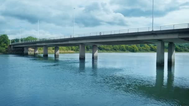 Puente Autopista Sobre Río Durante Día — Vídeo de stock