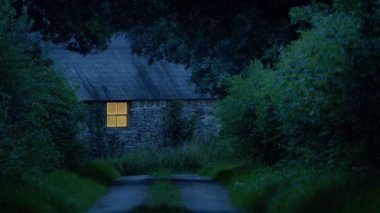 Akşamları ışıklar açık kır evi.