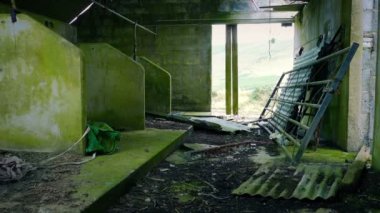 Kırsal Bölgede Eski Derelict İnek Barakası