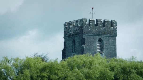 Turnul Bisericii Medievale Copaci Care Mișcă Vânt — Videoclip de stoc